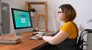 woman in front of computer with e-learning